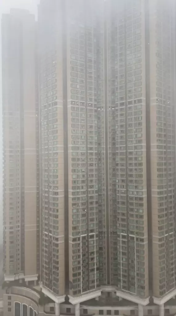 超強颱風「樺加沙」襲港，天文台於凌晨改發十號風球。Threads截圖